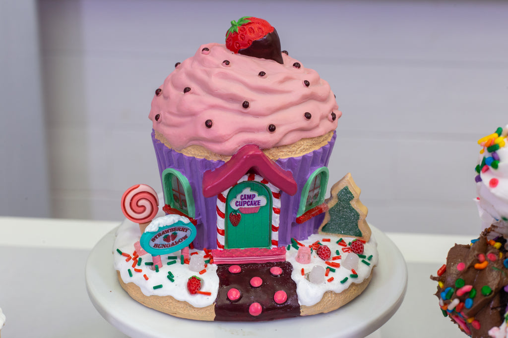 Lemax Strawberry Bungalow – SKU 24994 display view